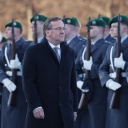Der Verteidigungsminister Boris Pistorius kurz nach seiner Vereidigung vor salutierenden Soldaten der Bundeswehr am 19.Januar 2023.