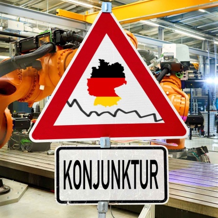 Warnschild mit der Deutschlandkarte und sinkendem Konjunkturverlauf vor einer Industrieanlage (Bild: picture alliance/CHROMORANGE/Michael Bihlmayer)