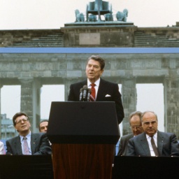 Ronald Reagan steht während seiner berühmten "Open-this-Gate"-Rede vor dem Brandenburger Tor.