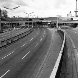 Blick auf die völlig leere Berliner Stadtautobahn am 25.11.1973, dem ersten der vier autofreien Sonntage.