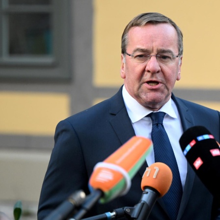 Boris Pistorius (SPD), bisheriger Innenminister von Niedersachsen und künftiger Bundesverteidigungsminister, spricht bei einem Pressestatement im niedersächsischen Innenministerium. 