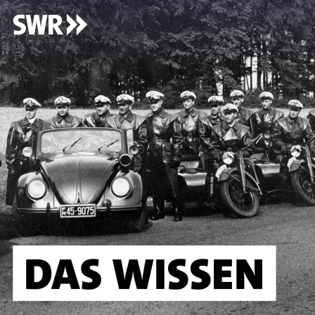 Historische Aufnahme von Polizisten mit Autos und Motorrollern