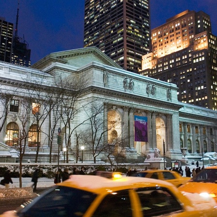 Historisches Gebäude der New Yorker Öffentlichen Bibliothek, Manhattan, davor Taxis, Abendstimmung.