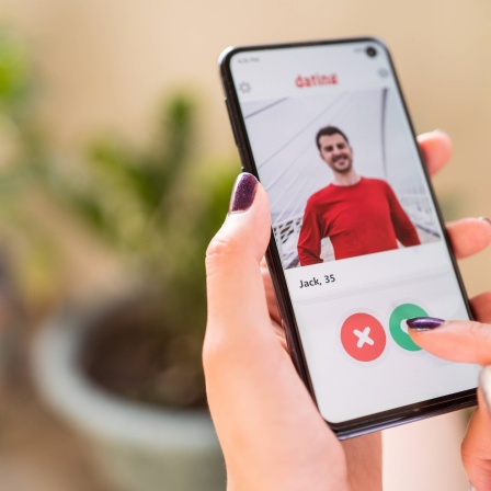 Partnersuche via Dating-App: Seit den 1950er-Jahren haben sich Paarbeziehungen gravierend verändert. Heute leben in Großstädten immer mehr Singles, viele suchen ihr Glück online.