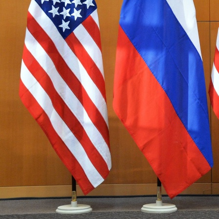Flaggen der USA und Russlands