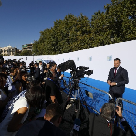 Pedro Sanchez, Ministerpräsident von Spanien, spricht mit Journalisten bei seiner Ankunft im Kongresspalast von Granada