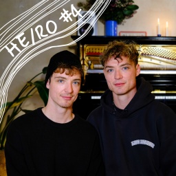 Portraitbild HE/RO Heiko und Roman Lochmann vor Klavier mit Folgenzahl 4