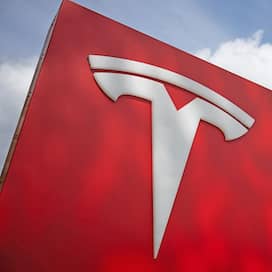 Symbolbild: 23.04.2024, Berlin: Das Tesla-Logo steht an einem Autohaus. Der Autobauer Tesla legt nach einem Rückgang der Auslieferungen die Geschäftszahlen für das vergangene Quartal vor.(Quelle: dpa/Sebastian Gollnow)