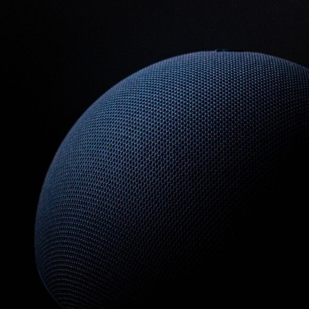 Nahaufnahme eines dunkelblauen Lautsprechers der Marke Echo Dot mit der Sprachassistenz Alexa von Amazon vor schwarzem Hintergrund. 
