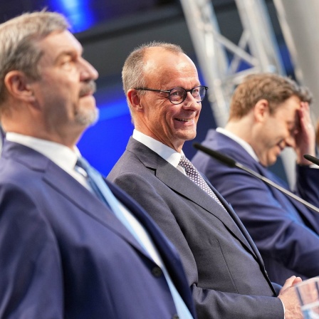 Markus Söder (l-r), Ministerpräsident von Bayern und CSU-Vorsitzender, Friedrich Merz, Unions-Kanzlerkandidat und CDU-Bundesvorsitzender, Lars Klingbeil, SPD-Fraktions- und Bundesvorsitzender, und Saskia Esken, SPD-Bundesvorsitzende