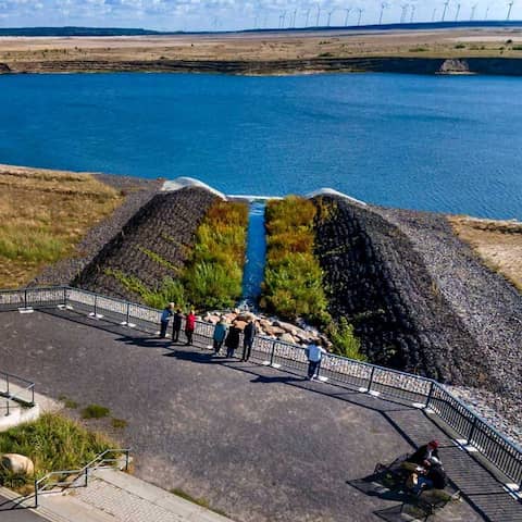 30.9.2021: Cottbus: Am Einlaufbauwerk in Lakoma sprudelt nach langer Trockenheit das Wasser wieder (Bild: imago images/Rainer Weisflog)