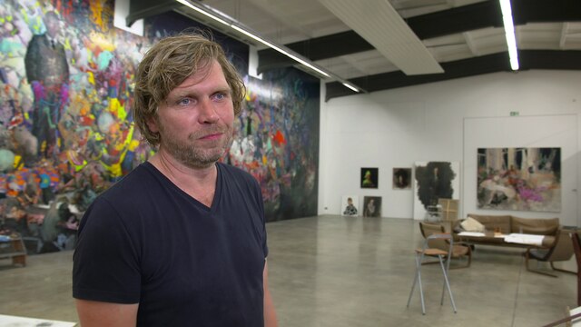 Künstler Jonas Burgert in seinem Atelier in Berlin-Weißensee.