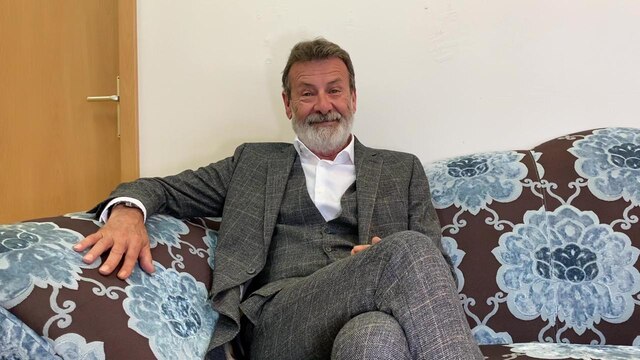 15 jahre rote rosen auktion rotes sofa aus der drei konige lobby zu ersteigern ard mediathek