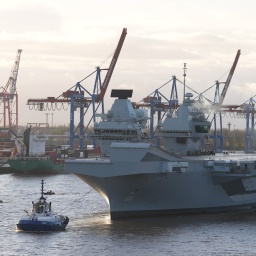 Der Flugzeugträger "Queen Elizabeth" der britischen Marine läuft in den Hamburger Hafen ein.