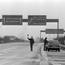 Polizisten kontrollieren am 25. November 1973 am Autobahnkreuz Köln-Nord die Einhaltung des Fahrverbots. Nur Verkehrsteilnehmer mit Sondergenehmigungen durften an diesen Tag ihr Fahrzeuge benutzen. Wegen der anhaltenden Ölkrise wurde am 25.11.1973 zum ersten Mal ein sonntägliches Fahrverbot verhängt.