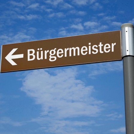 Wegweiser Richtung Bürgermeister, 04.07.2023, Borkwalde, Brandenburg, Ein Wegweiser zeigt die Richtung zum Sitz des Bürgermeisters an.