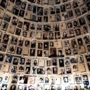 Die Halle der Namen in der Holocaust Gedenkstätte Yad Vashem, in der unzählige schwarz-weiß Fotos und Daten von Holocaust-Opfern dicht and dicht an der Wand befestigt sind