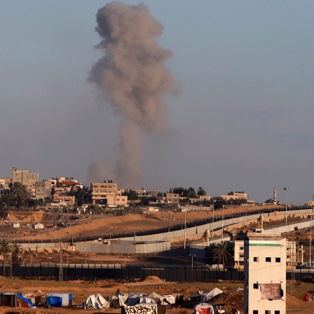 Nach einem israelischen Luftangriff auf Gebäude in der Nähe der Trennmauer zwischen Ägypten und Rafah im südlichen Gazastreifen steigt Rauch auf.
