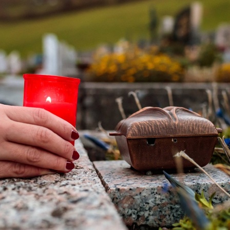 Trauerkerze auf einem Friedhof