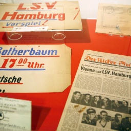 Exponate in der Ausstellung "Die Raute unter dem Hakenkreuz - der HSV im Nationalsozialismus" aufgenommen am Dienstag (05.06.07) in Hamburg. Die Sonderausstellung im vereinseigenen Museum dokumentiert die Geschichte in den Jahren des Dritten Reiches (1933 bis 1945). Foto: Sebastian Widmann +++(c) dpa - Report+++