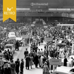 Messehalle der IAA mit Besuchern und Fahrzeugen 1951