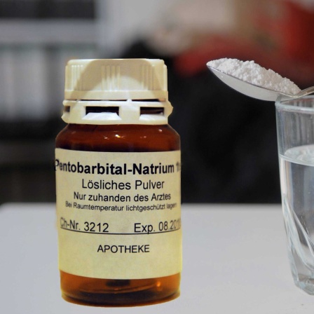 Pentobarbital-Natrium steht zur Einnahme bereit auf einem Nachttisch