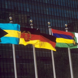 Die Flaggen der beiden deutschen Staten im Fahnenwald vor dem UN-Gebäude in New York. Links die Flagge der ebenfalls neu aufgenommenen Bahamas. Aufnahme vom 18.08.1973.