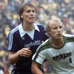 Wolfgang Sidka (Hertha) im Duell mit Berti Vogts (Mönchengladbach)