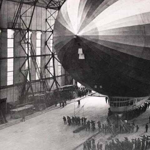 Die &#034;Graf Zeppelin&#034; wird in die Halle eingefahren.