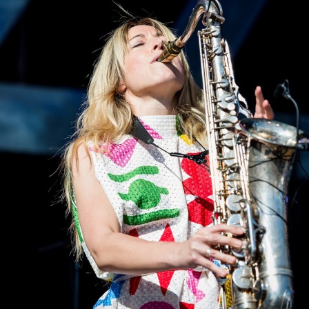 Die Saxophonistin Stephanie Lottermoser während eines Konzertes des ElbJazz Festivals.