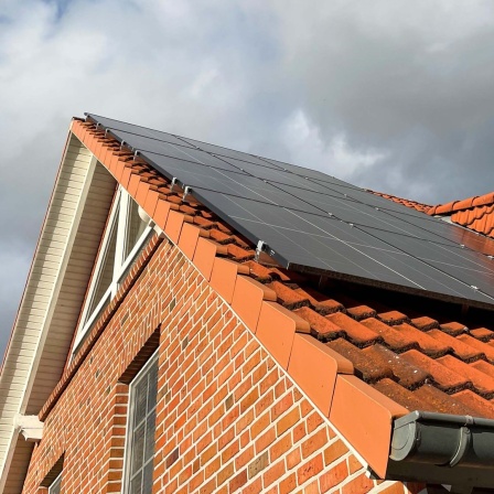 Dach mit PV-Anlage.