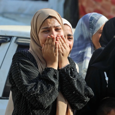 Angehörige von bei einem israelischen Angriff getöteten Palästinensern trauern in Dair El-Balah.