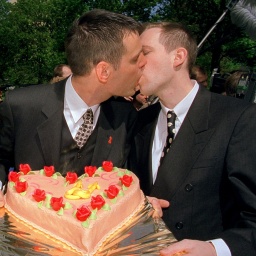 Mit einem innigen Kuß besiegeln Reinhard und Felix am 6.5.1999 ihre "Ehe", nachdem sie sich vor dem Standesamt in Hamburg-Eimsbüttel ihr Ja-Wort gegeben hatten.