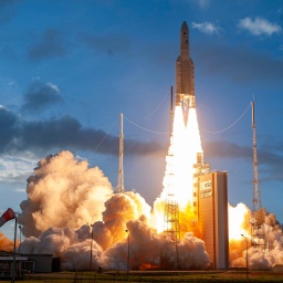 Der Start einer Rakete (hier eine Ariane-5) ist immer kritisch – ebenso wie die Phase des stärksten Fahrtwinds, in etwa zwölf Kilometer Höhe.
      