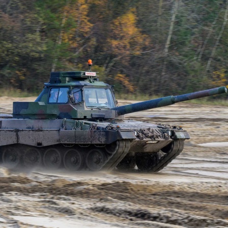 Archivbild: Ein slowakischer Soldat fährt einen Fahrschulpanzer der Bundeswehr vom Typ Leopard 2 (Bild: dpa)