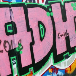 Die Buchstaben ADHS als Graffiti an einer Mauer in Berlin. (Foto vom Dezember 2017)