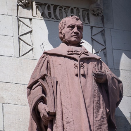 Eine Skulptur von dem Philosophen Georg Wilhelm Friedrich Hegel vor dem Rathaus in Stuttgart.