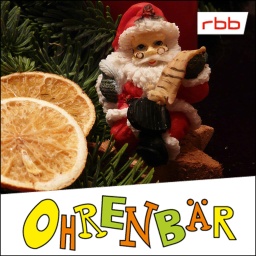 Eine Weihnachtsmannfigur und getrocknete Orangenscheiben auf einem Tannenzweig (Quelle: rbb/OHRENBÄR/Sonja Kessen)