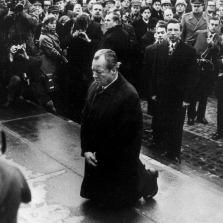 Bundeskanzler Willy Brandt kniet am 7. Dezember 1970 vor dem Mahnmal im einstigen jüdischen Ghetto in Warschau, das den Helden des Ghetto-Aufstandes vom April 1943 gewidmet ist. 