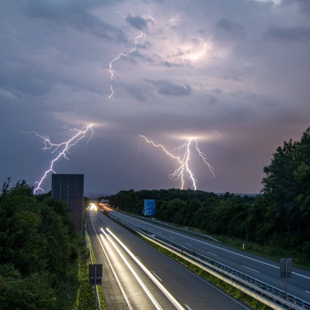 Blitze über der Autobahn A 661