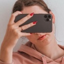 Frau macht Selfie von sich