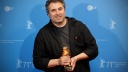 Regisseur Radu Jude hält den Goldenen Bären für den besten Film, den er bei den 71. Internationalen Filmfestspielen Berlin gewonnen hat; © dpa/Reuters/Pool/Axel Schmidt