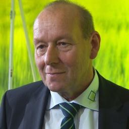 Bauernpräsident Klaus-Peter Lucht steht für ein Interview vor der Kamera