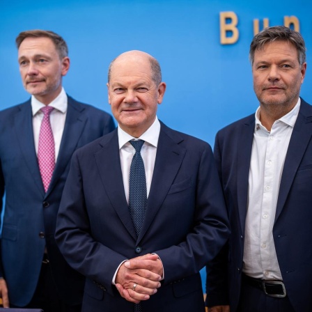 Bundeskanzler Olaf Scholz, Robert Habeck, Bundesminister für Wirtschaft und Klimaschutz, und Christian Lindner, Bundesminister der Finanzen, nehmen an einer Pressekonferenz zum Haushaltsplan 2025 teil. 