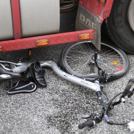 Abbiege-Assistenten für LKW - Wie gut schützen die Systeme Radfahrer?