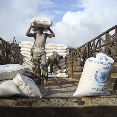 Arbeiter entladen eine Ladung Nahrungsmittelhilfe des Welternährungsprogramms (WFP) in Mogadischu, Somalia