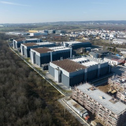 Serverfarm in Frankfurt am Main. Gebäudekomplex mit vielen Bürogebäuden grenzt an einen Wald.