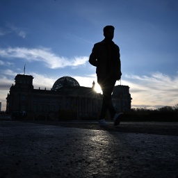 Nach der Bundestagswahl. Ein Mann geht am Morgen vor dem Reichstagsgebäude. © picture alliance/dpa/Julian Stratenschulte 