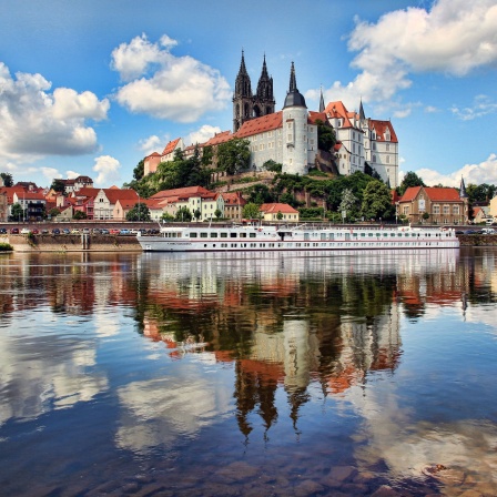 Burgberg mit Dom und Albrechtsburg spiegelt sich im Fluss Elbe