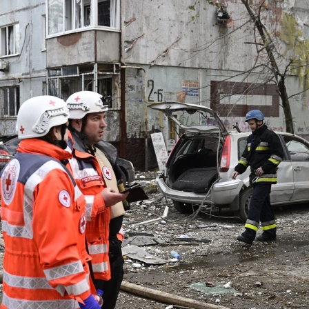 Rettungskräfte vor einem durch einen Angriff stark beschädigten Wohnhaus im ukrainischen Zaporizhzhia.
